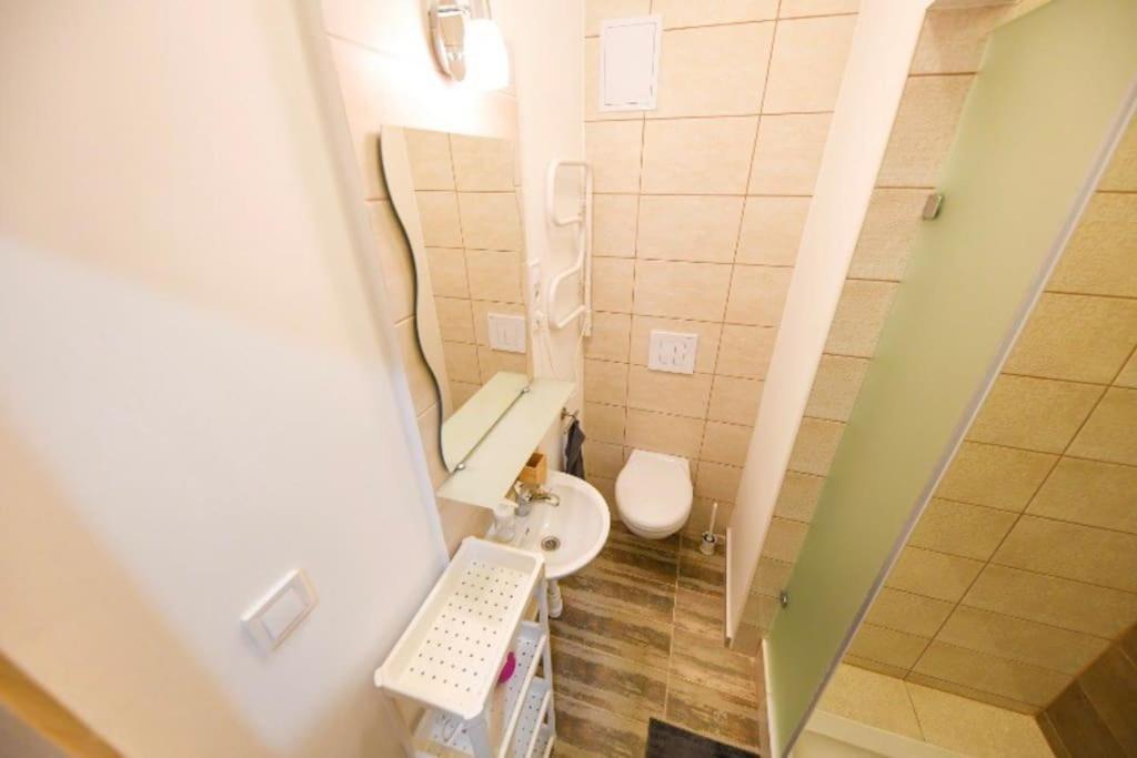 1 Bedroom Flat In Nyar Str., Central บูดาเปสต์ ภายนอก รูปภาพ