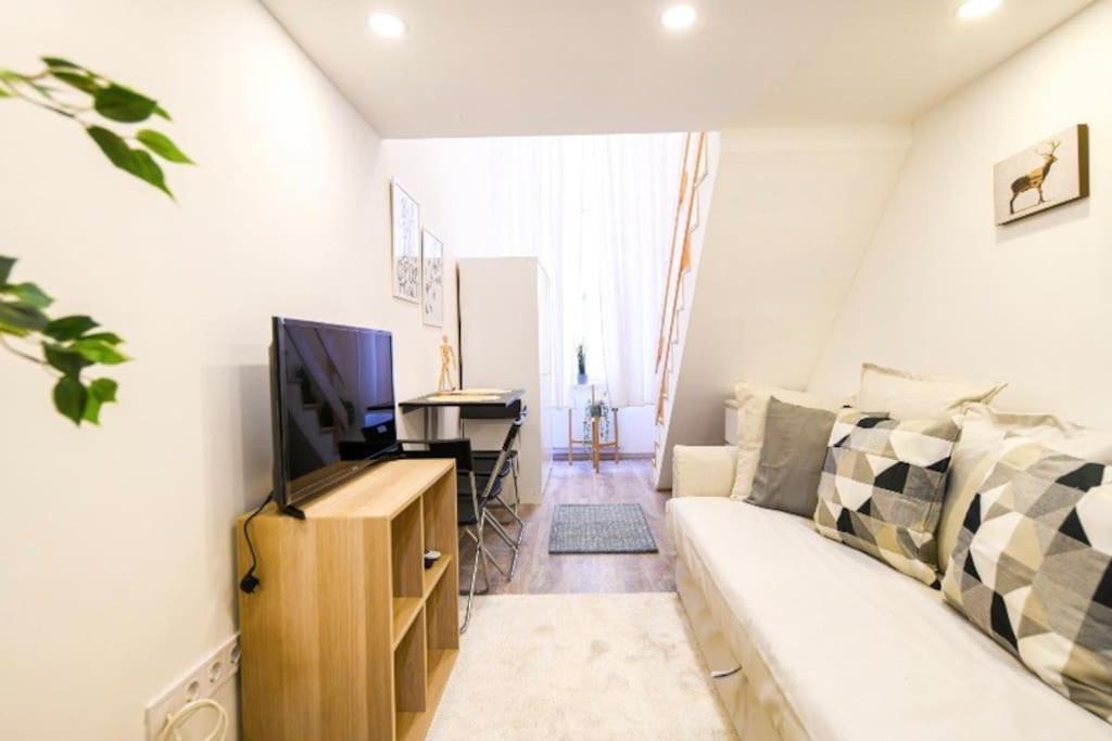 1 Bedroom Flat In Nyar Str., Central บูดาเปสต์ ภายนอก รูปภาพ