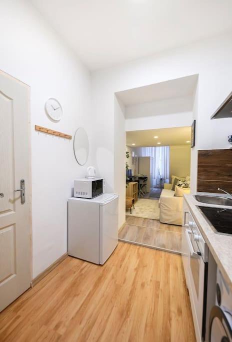1 Bedroom Flat In Nyar Str., Central บูดาเปสต์ ภายนอก รูปภาพ